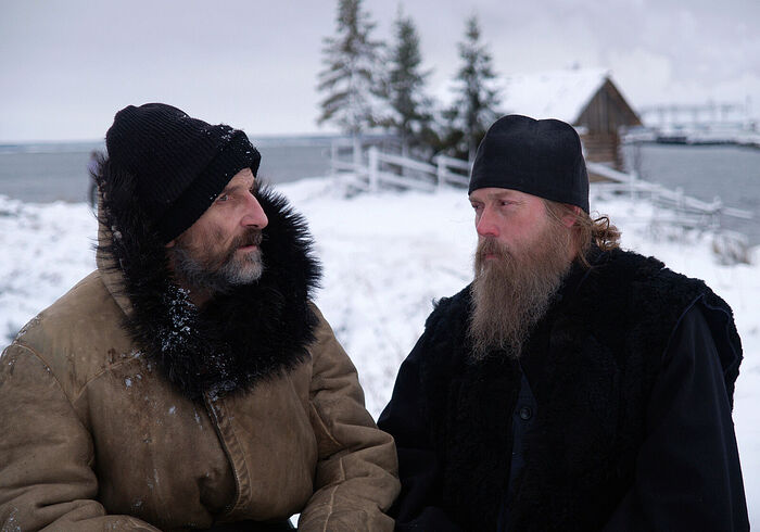 Отац Анатолије и игуман (игра га Виктор Сухоруков). Сцена из филма „Острво“