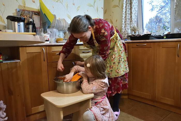 Маленькая Лиза и София помогают Даше на кухне
