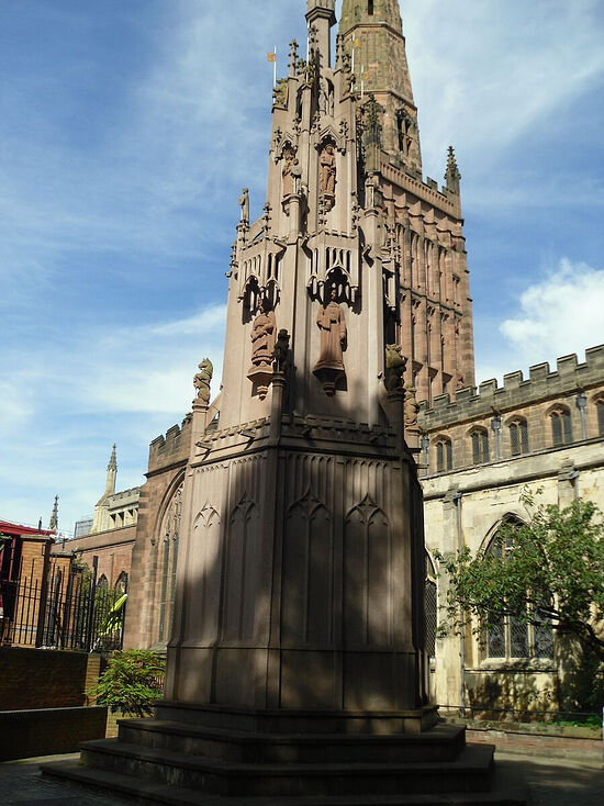 The Holy Trinity Church and the replica of the city cross in Coventry. Photo by Irina Lapa