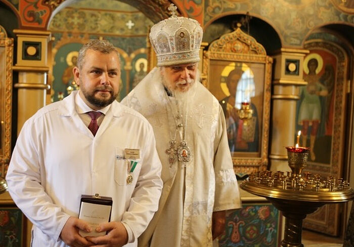 Епископ Пантелеимон и Алексей Заров. Фото: пресс-служба Больницы Святителя Алексия