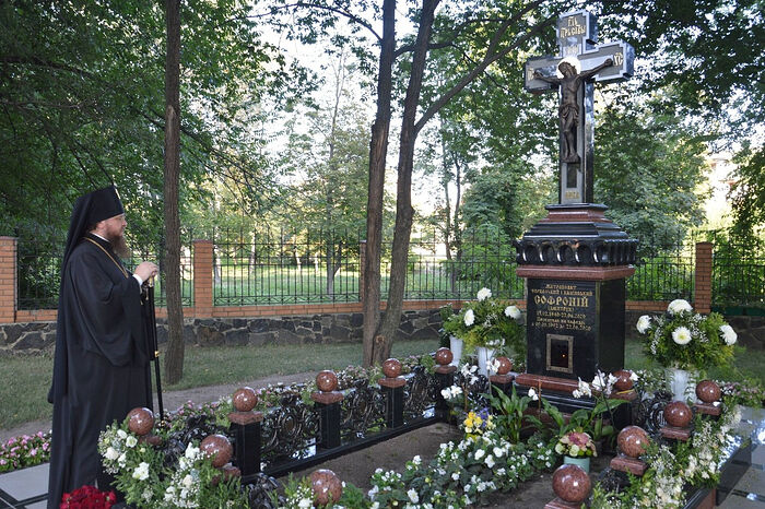 At the grave of Metropolitan Sophrony (Dmitruk), buried behind the altar of the cathedral