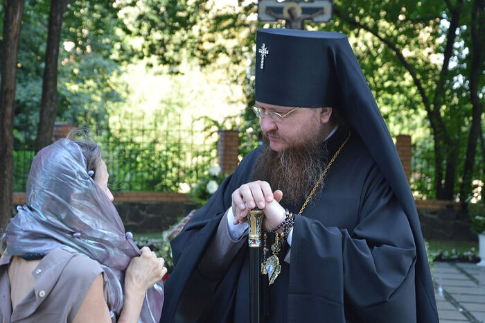 Metropolitan Theodosy talks with a parishioner