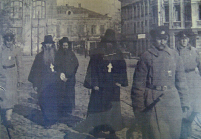 Арестованных священников ведут в ЧК, 1920 год