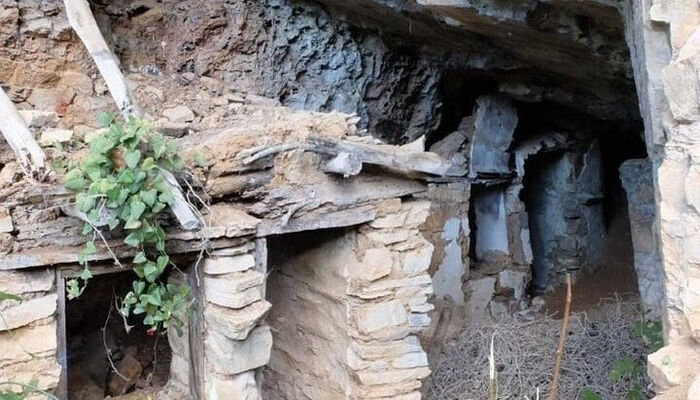 Σπήλαιο-κελλί στο Άγιο Όρος. Φωτογραφία: λογαριασμός του Σέργιος Σουμίλο στο Facebook