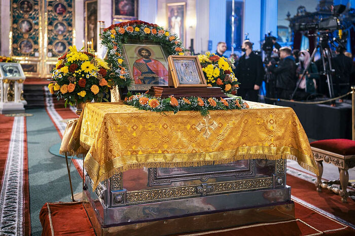 The relics of St. Alexande were placed in the middle of the cathedral for the service. Photo: patriarchia.ru