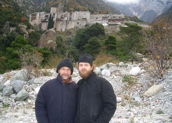 Ο Ιερομόναχος Κοσμάς (Αφανάσιεβ) και ο Πιότρ Μαμόνοβ στο Άγιον Όρος. Πίσω τους βρίσκεται το μοναστήρι του Αγίου Παύλου.