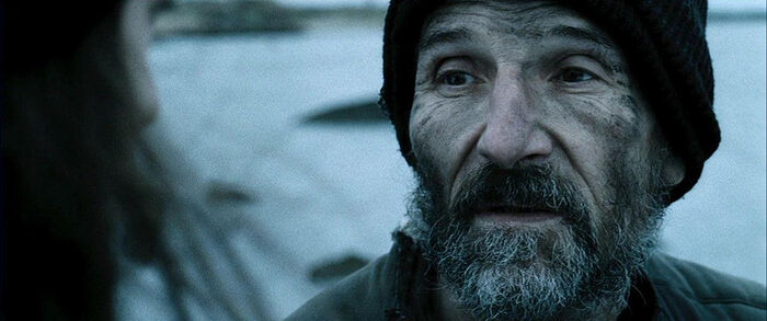 Ο Πιότρ Μαμόνοβ στον ρόλο του πατρός Ανατολίου. Στιγμιότυπο από την ταινία «Το Νησί»