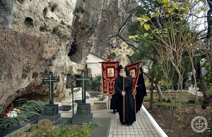Свято-Климентовский монастырь, могилы архим.Августина (Половецкого) и иеромонаха Агапита (Маланича)