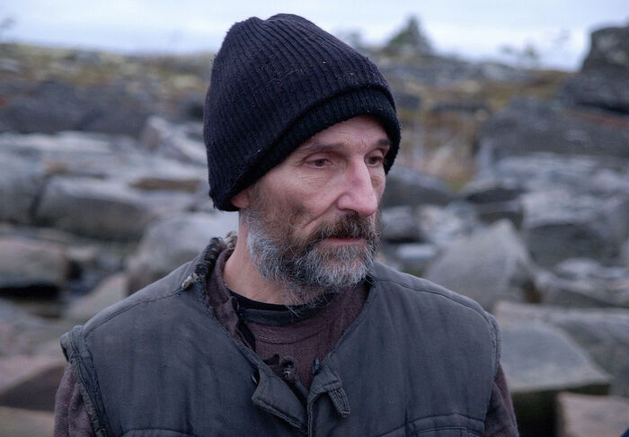 Ο Πιότρ Μαμόνοβ στον ρόλο του πατρός Ανατολίου. Στιγμιότυπο από την τανία «Το Νησί»