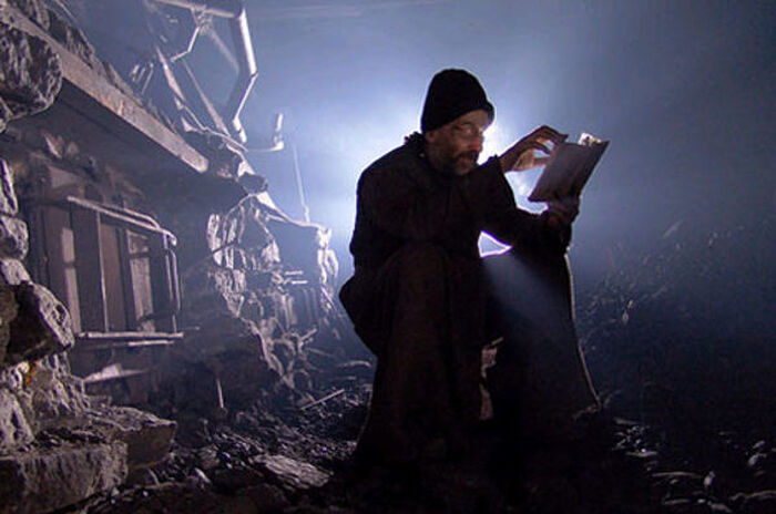 Ο Πιότρ Μαμόνοβ στον ρόλο του πατρός Ανατολίου. Στιγμιότυπο από την ταινία «Το Νησί»