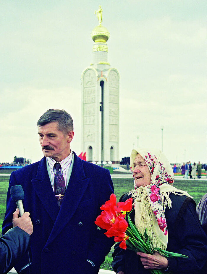 В.М. Клыков с матерью на фоне белокаменной звонницы на Прохоровском поле