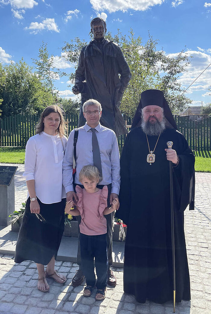 М. Клыков с семьей и владыкой Паисием на открытии памятника