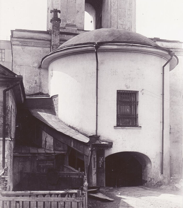 Нижний ярус колокольни с храмом сщмч. Евгения Херсонесского. Фото советского периода