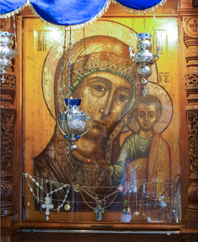 Η εικόνα της Παναγίας του Καζάν που έχει διασωθεί από την εκκλησία του χωριού Κούρμπα, την οποία είχαν κλείσει.