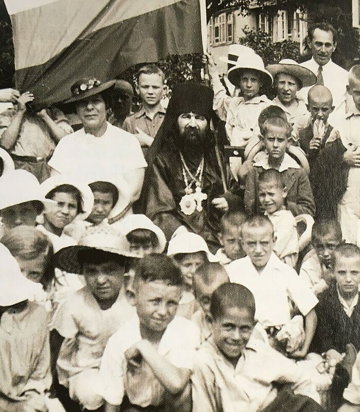 Ο Σεβασμιώτατος Ιωάννης με παιδιά του Ορφανοτροφείου στη Σαγκάη