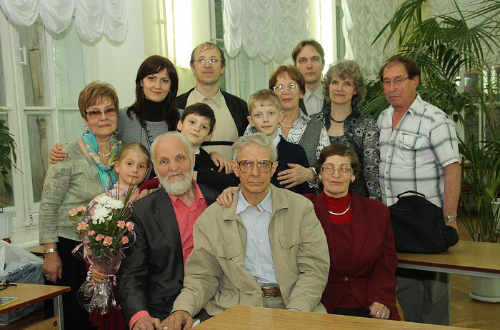 В.Н. Крупин С братом, сестрой, женой, внуками, племянниками, с поэтом Анатолием Гребневым (справа) в Вятке