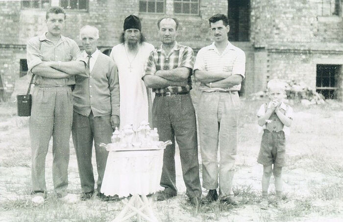 Отец Ростислав с прихожанами на фоне строящегося Покровского храма в пригороде Сиднея – Кабраматта