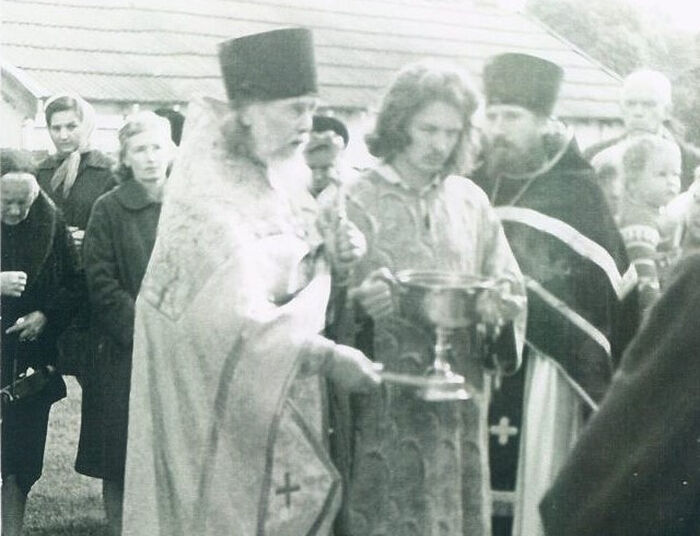 Протоиерей Ростислав во время крестного хода вокруг Покровского храма. Сидней, конец 1960-х гг.