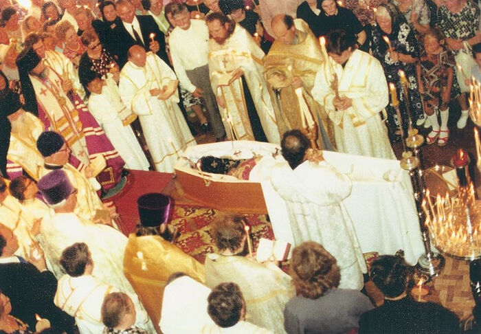 Отпевание протоиерея Ростислава Гана совершают архиепископ Сиднейский и Австралийско-Новозеландский Феодосий и епископ Брисбенский Константин с сонмом духовенства. Декабрь 1975 г.