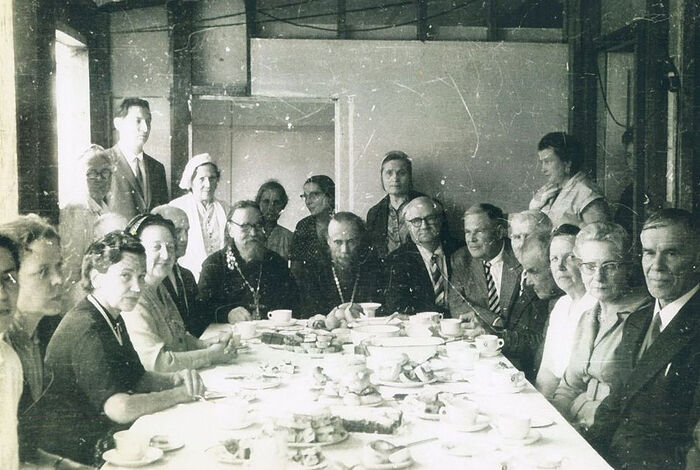Протоиерей Ростислав с архимандритом Феодором (Пудашкиным) и группой прихожан