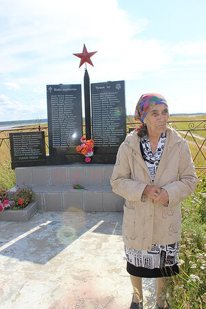 Мария Артеева у памятника героям войны Даниловки