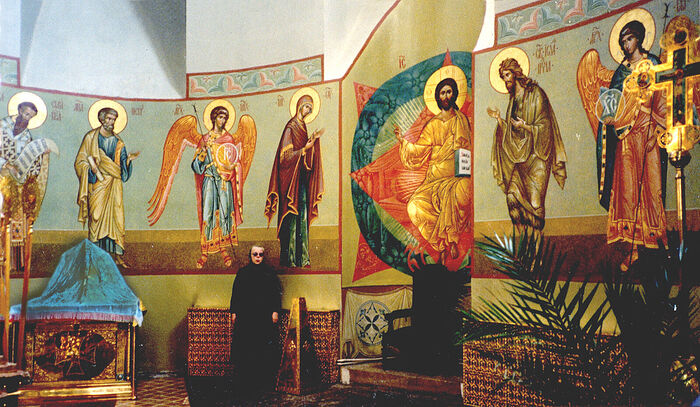 Н.П. Ермакова в алтаре расписанного ею алтаря Большого собора Донского монастыря