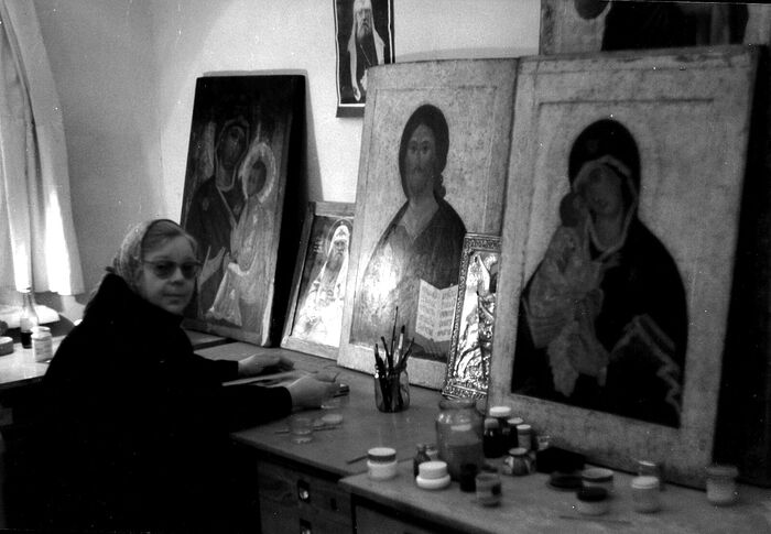 Н.П. Ермакова в мастерской с иконами из Малого собора Донского монастыря