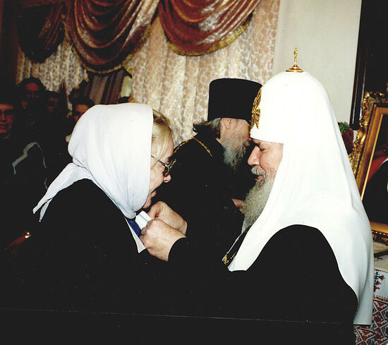 Святейший Патриарх Алексий II награждает Н.П. Ермакову медалью