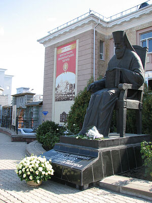 Памятник митрополиту Макарию в Белгороде