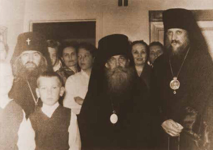Слева направо: архиепископ Иоанн Шанхайский (Максимович), архиепископ Тихон (Троицкий), епископ Антоний (Медведев) с Сан-Францисской паствой