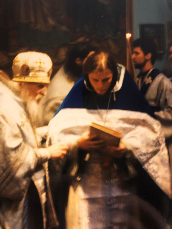 Владыка Антоний (Медведев) рукополагает отца Серафима Гана во священники в кафедральном соборе «Всех скорбящих Радость» в Сан-Франциско, 1996 г