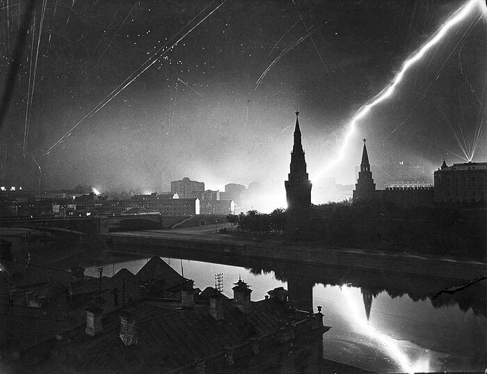 Вид на Кремль во время воздушного налёта, июль 1941-го