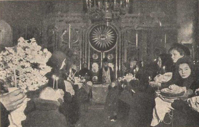 Освящение куличей в кафедральном Богоявленском соборе Г. Москвы в 1942 году