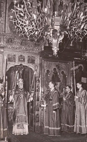 Во время службы Святейшего Патриарха Алексия I. Фото из личного архива отца Леонида