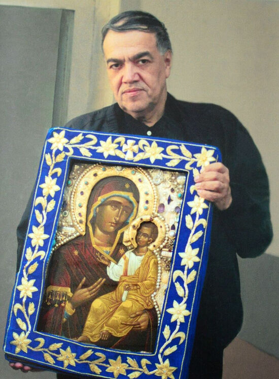 Брат Иосиф Муньос с мироточивой Монреальской Иверской иконой Божьей Матери