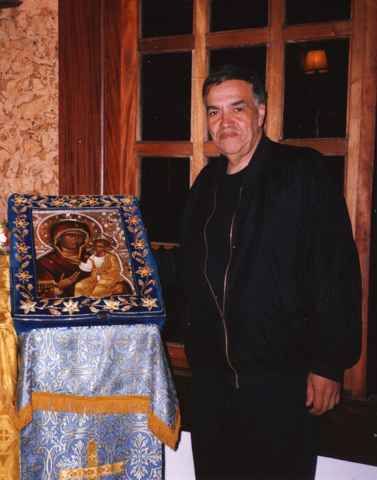 Брат Иосиф Муньос с мироточивой иконой