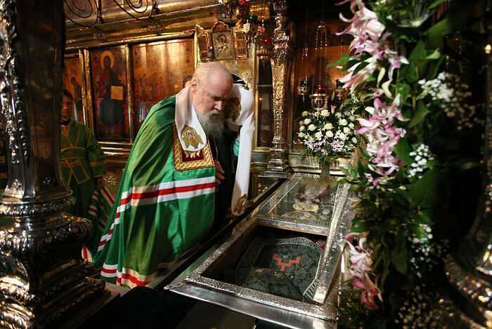 Святейший патриарх Алексий II у раки преподобного Сергия Радонежского