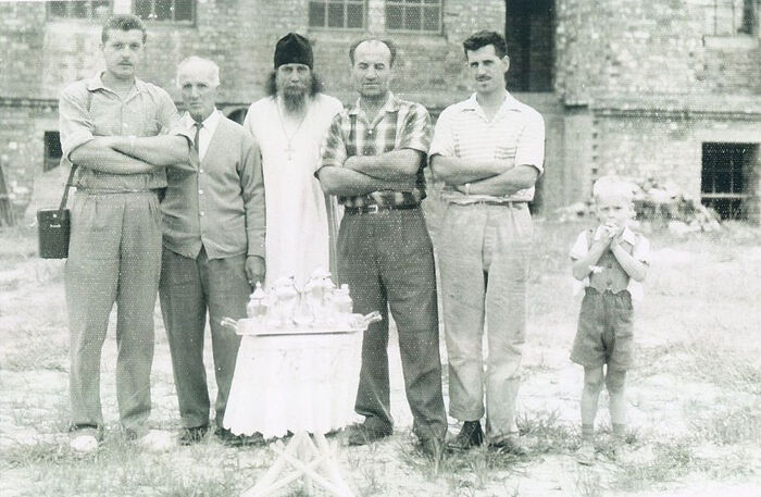 Отец Ростислав с прихожанами на фоне строившегося Покровского храма в пригороде Сиднея – Кабраматта