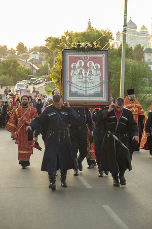 Крестный ход ранним утром 17 июля 2015 года к закладке храма Царственных мучеников