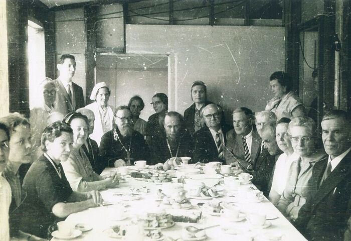 Протоиерей Ростислав Ган с архимандритом Феодором (Пудашкиным) и группой прихожан за праздничной трапезой