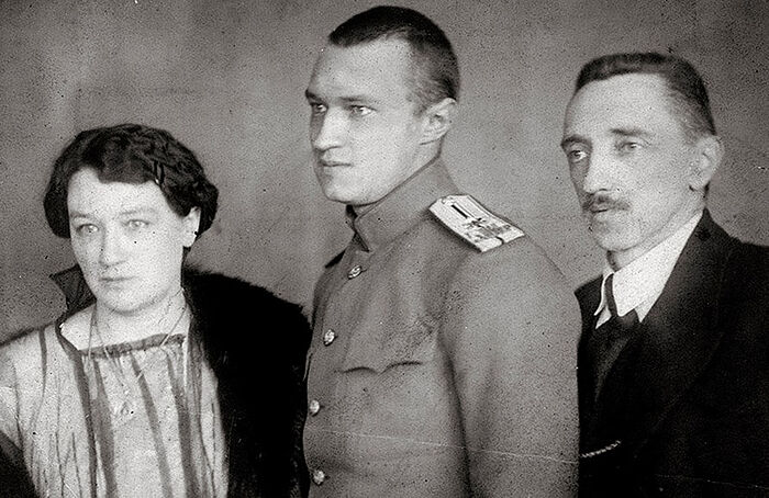 Иван Шмелев с женой и сыном