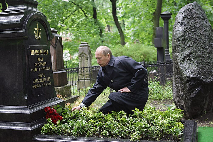 Владимир Путин возлагает цветы на могилу Ивана Шмелева