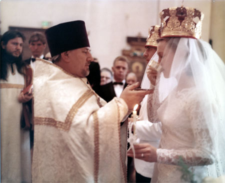 Протопресвитер Иоанн Шачнев и протодиакон Николай Поршников за его спиной на Венчании в 1967-м году