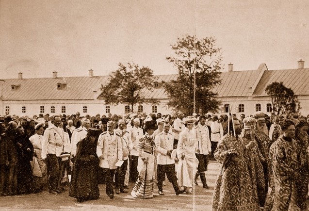Царская семья на Саровских торжествах в 1903-м году
