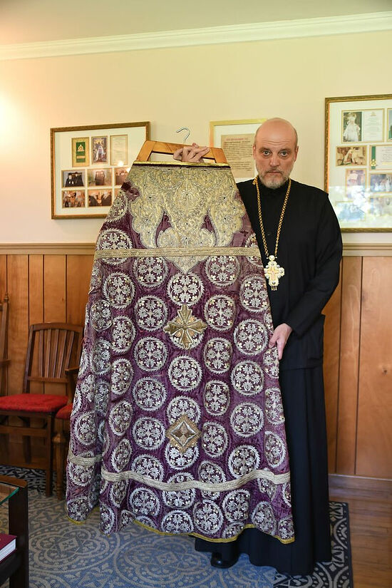 Протоиерей Серафим Ган с ризой из Шмаковского Уссурийского монастыря