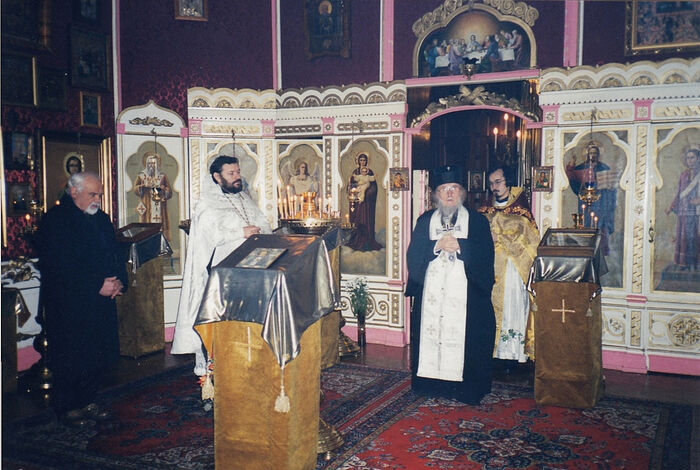 Bishop Daniel (Krstic) in the Russian church in Budapest. 2001