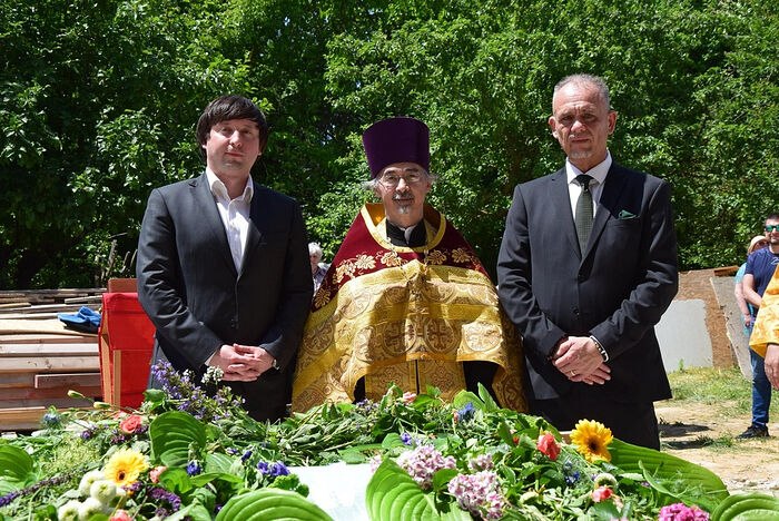 Мэр Хевиза г. Папп Габор (справа) на церемонии установки креста на купол православного храма