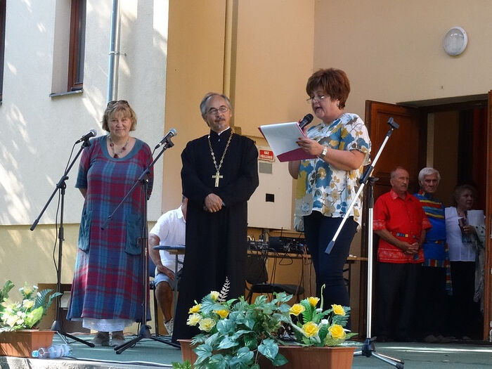 Ms. Ildiko Horvath, the Mayor of Zalavar (right), before the Russian choir performance