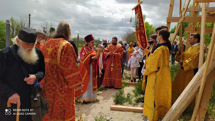 The Paschal cross procession around the church under construction. 2021