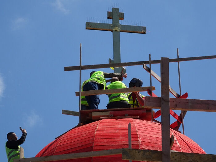 Установка креста на купол храма. 2021